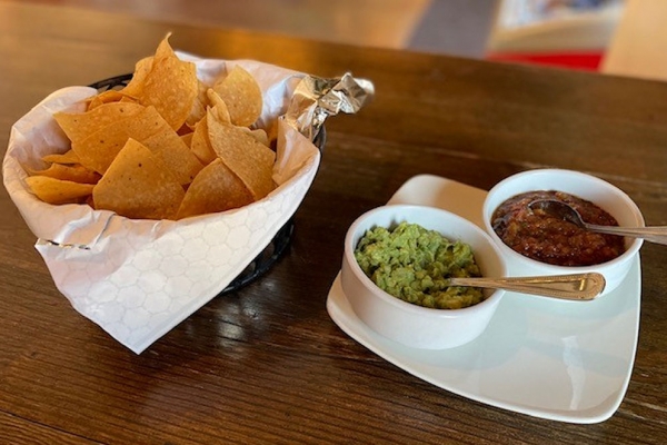 chips-guacamole-at-the-adobe-restaurant-1000×665